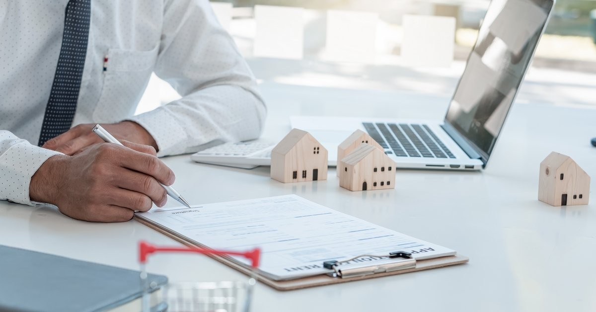 Wie man im Immobiliengeschäft durchstartet: Tätigkeit als Makler vs. Anlageimmobilien